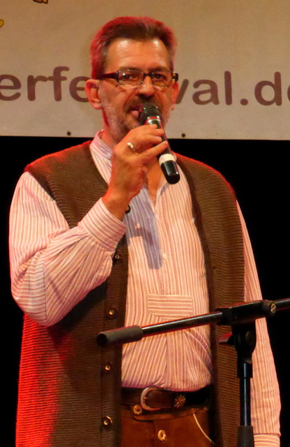 Veranstalter Peter Grottke stellt die "Oberkrainer Camper" vor