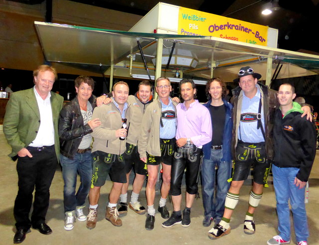 (von Links) Hans Vorhofer (Akkordeonist der Milser Buam), Sepp Mattlschweiger, Sandi Jug (vierter von Rechts), Damir Tkavc (dritter von Rechts) mit den "Bayern Stürmer" vor der Oberkrainer Bar