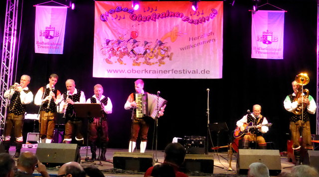 Die Waidhofner Buam mit den jungen Waidhofner Buam