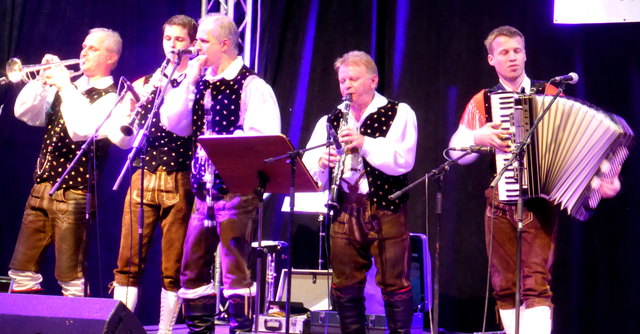Die Waidhofner Buam mit den jungen Waidhofner Buam