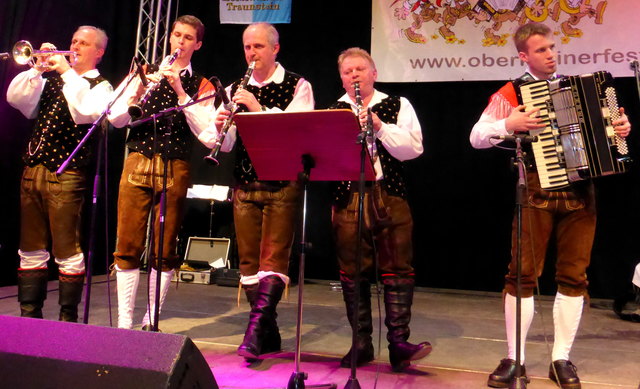Die Waidhofner Buam mit den jungen Waidhofner Buam
