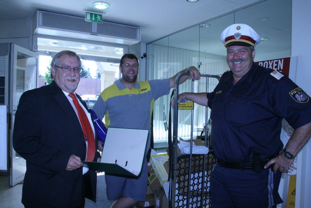 Besuch auf dem Postamt: Leiter Andreas Laber, Briefzusteller Rene Kurecka und Polizei-Chef Treitl. | Foto: Zeiler