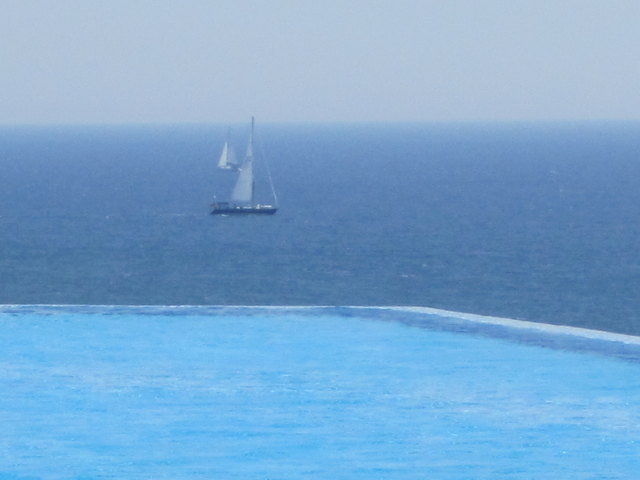 kleines Segelboot auf hoher See
