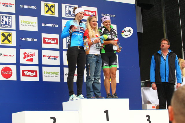 Kerstin Kukral (re.) vom Radteam Peto Tirol West landet bei der Kitzalpbike auf Rang drei. | Foto: Sportograf