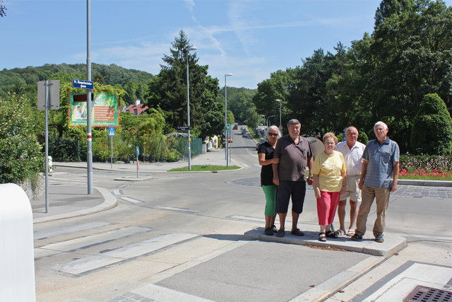 Das Übel beginnt schon beim Kreisverkehr, finden Gerda und Heinz Kornfeil, Margarete und Rudolf Neubauer und  Manfred Hallady (v.li.n.re)