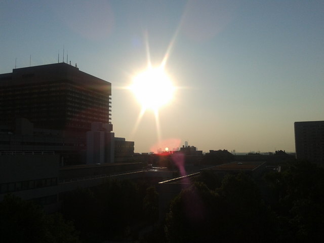 Sonnenaufgang hinterm AKH