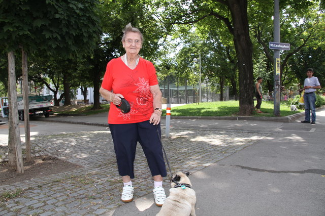 Zu viel Dreck und Lärm im Laubepark: Anrainerin Aloisia P. mit Hündchen Daisy wünscht sich mehr Ordnung. | Foto: Tom Klinger