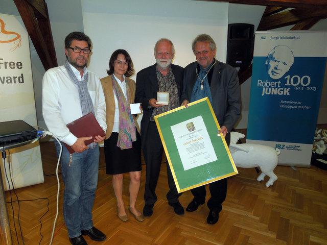 Foto: Laudator Walter Müller, Susanna Vötter-Dankl (Leopold Kohr-Akademie), Leopold Kohr-Ehrenpreisträger Claus Biegert und Prof. Alfred Winter (Leopold Kohr-Akademie). Foto: lka
