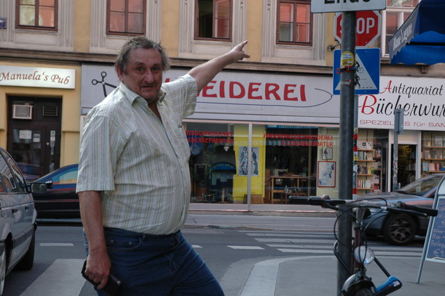 Reinhard Kaindl zeigt verdecktes Stoppschild