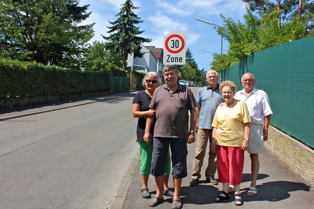 Empört über rücksichtslose Raser - trotz 30er Zone: Gerda und Heinz Kornfeil, Manfred Hallady, Margarete und Rudolf Neubauer (v.li.n.re)