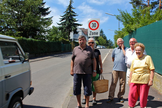 Empört über rücksichtslose Raser - trotz 30er Zone: Gerda und Heinz Kornfeil, Manfred Hallady, Margarete und Rudolf Neubauer (v.li.n.re)