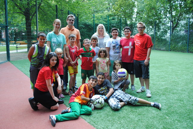 Bezirksvorsteherin Hermine Mospointner (hinten, 4.v.re.) und Bezirksjugendbeauftragter Norbert Pokorny (hinten, 3.v.li.) eröffenten gemeinsam mit sportbegeisterten Kids, Vertretern der Parkbetreuung Favoriten und Mitarbeitern der MA 42 das neuen Ballsportplatzgelände im Barankapark.