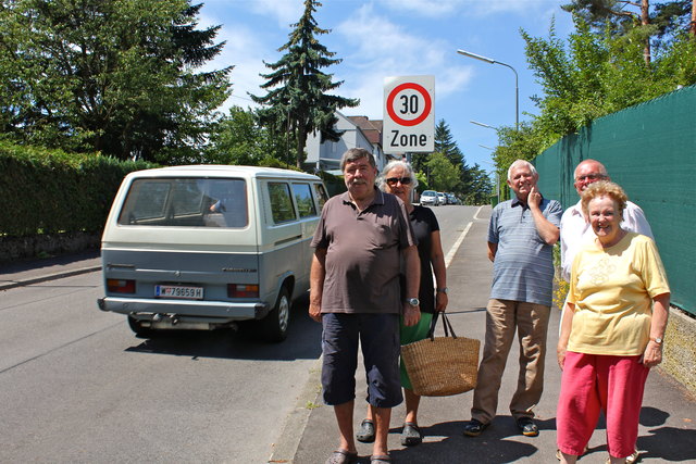 Empört über rücksichtslose Raser - trotz 30er Zone: Gerda und Heinz Kornfeil, Manfred Hallady, Margarete und Rudolf Neubauer (v.li.n.re)