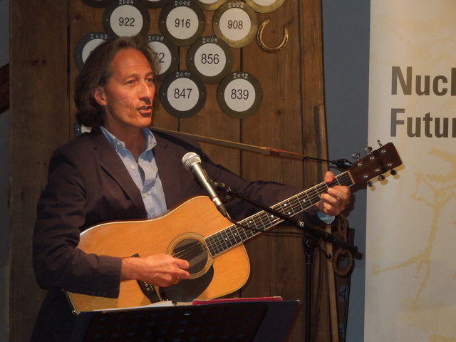 Tom Preston (evang. Pfarrer und Musiker) sang Lieder von Pete Seeger, John & Johanna Hall, Woody Guthrie und begeisterte das Publikum. Foto: lka