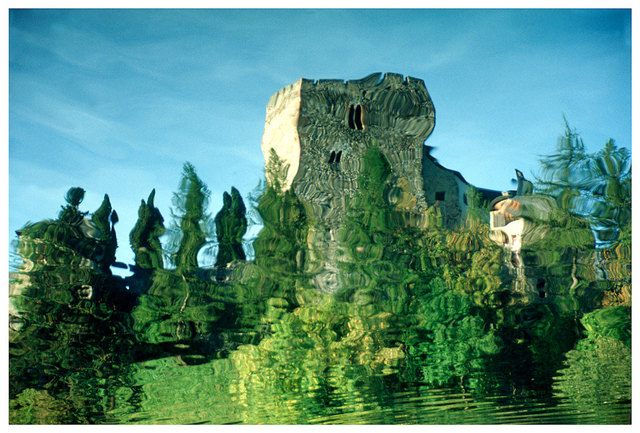 Eine Wasserspiegelung und ein Steinwurf in das Wasser ermöglichte diese impressionistische Aufnahme, also alles ohne ein Bildbearbeitungsprogramm und PC möglich! Natürlich stünde eine Spiegelung auf dem Kopf, aber diesen Kopfstand habe ich durch Drehung des Bildes beseitigt.  | Foto: © by Ing. Günter Kramarcsik