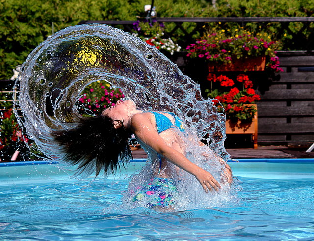 Corina im Pool