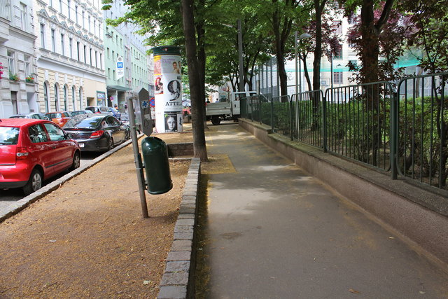 Hunde-Klo statt eingezäunter Hundezone: vor dem Hubert-Marischka-Park in der Stumpergasse.
