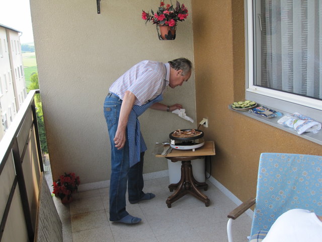 papa beim grillen auf der terrasse