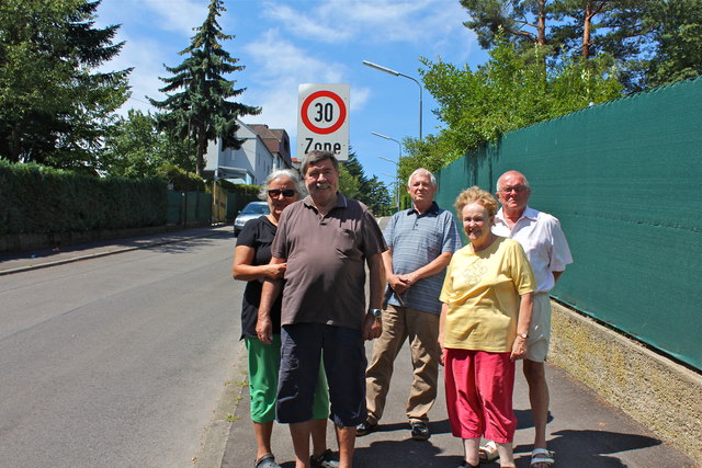 Runter vom Gas fordern Gerda und Heinz Kornfeil, Manfred Hallady sowie Margarete und Rudolf Neubauer (v.l.).