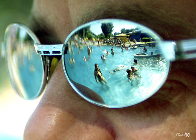 Der Bademeister hat sein Becken im Blick.  FOTO: Güni ART