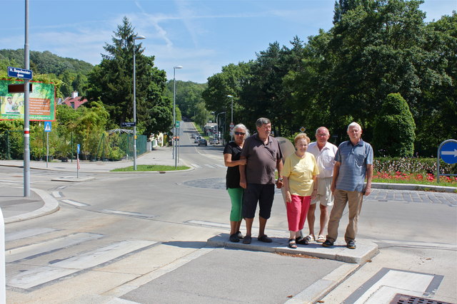Das Übel beginnt schon beim Kreisverkehr, finden Gerda und Heinz Kornfeil, Margarete und Rudolf Neubauer und  Manfred Hallady (v.li.n.re)