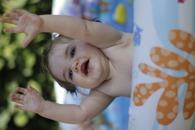 So macht der Sommer richtig Spaß - Nora beim plantschen