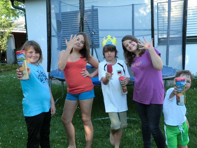 Bei 3 Prinzenrollen schauen 2.... durch die Finger