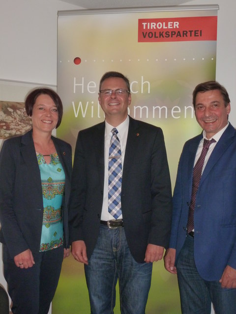 BR Sonja Ledl-Rossmann und Martin Malaun freuen sich über die entscheidung für Klaus Schimana (mitte).