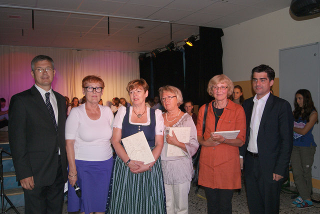 Franz Grafenauer, Direktorin Christa Petelin, Gertraud Kucera, Wilma Sottolarz und Elisabeth Navratil freuten sich über die Dankworte von Bgm. Christian Gepp.