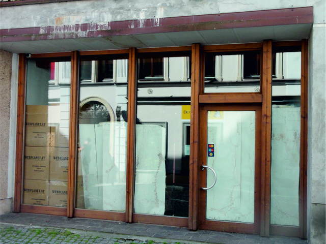 VORHER: Das leere Geschäft mit der unansehnlichen Fassade. Die Räumlichkeiten dienen derzeit einem Computershop als Lagerraum. | Foto: Privat