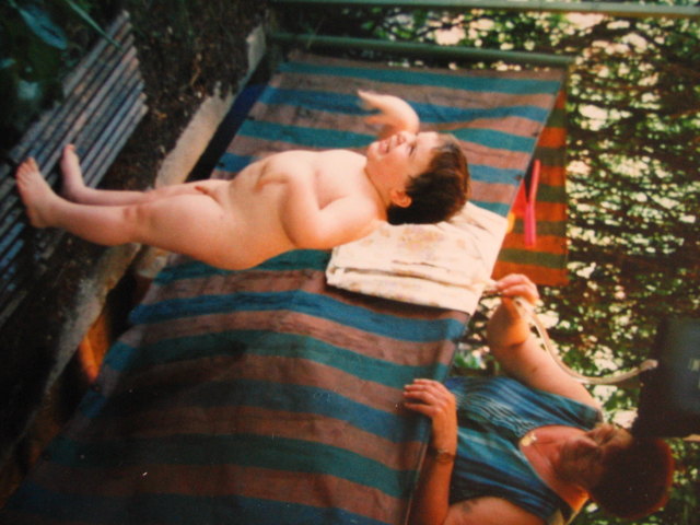 Mein Sohn mit Oma bei der Sommerabkühlung :-)