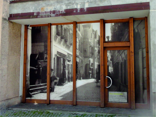 NACHHER: Die unansehnliche Fassade wurde durch die historische Aufnahme zu einem Tor in die Vergangenheit. | Foto: Privat