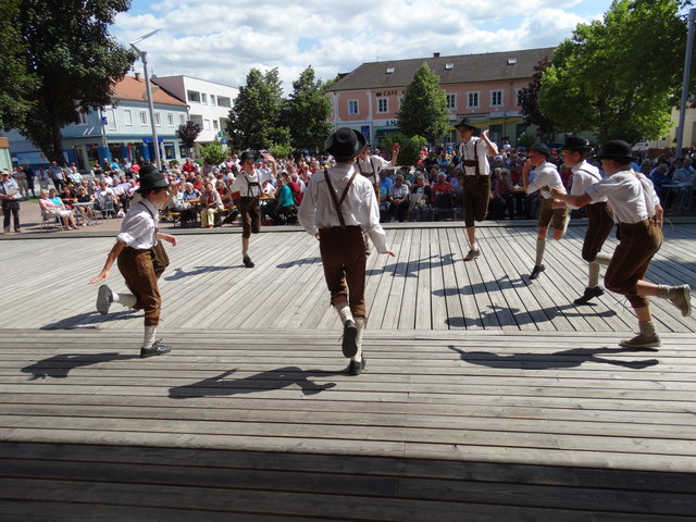 Die jungen Vorauer Schuhplattler eroberten die Herzen der vielen Besucher in Bad Tatzmannsdorf