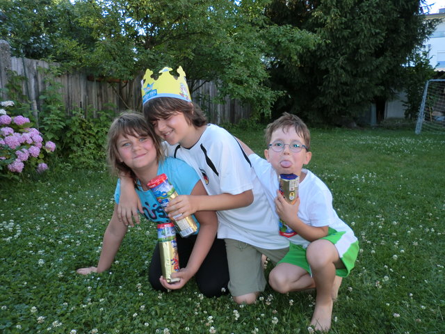 3 Prinzenrollen, 1 Prinz und seine Herzdame, 1 Junge.... zeigt die Zunge