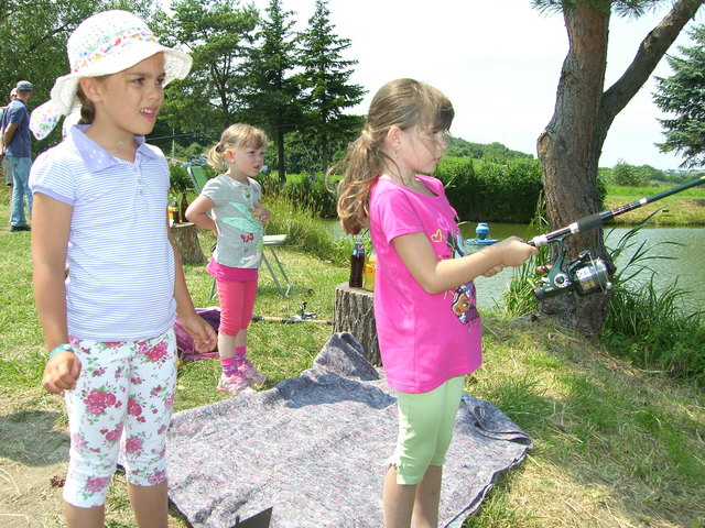 Theres Klampfer (l.im Bild), Viktoria Schmidl und ihre kleine Schwester sind begeistert bei der Sache !!