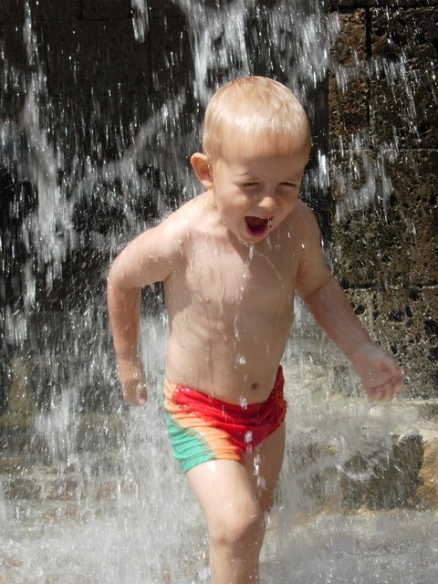 Die kleine Abkühlung macht sichtlich Spaß!