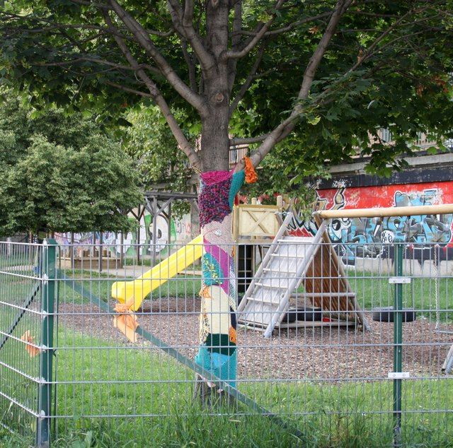 ...ein Strickpulli für den Baum?