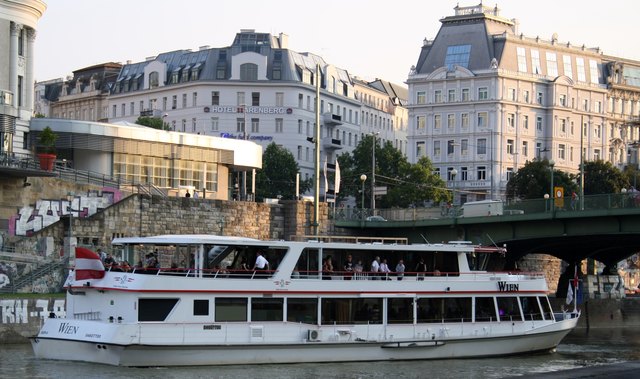 Das Schiff fährt ja verkehrt hmmm
