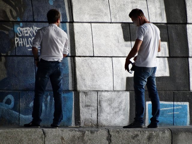 Bitte meine Herren, es gibt wohl genug WC-Anlagen entlang des Kanals tztztz
