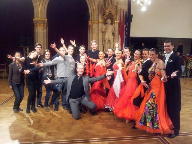 Erfolgstrainer Sebastian Hoffmann mit seinen Tanzpaaren im Rathaus.
