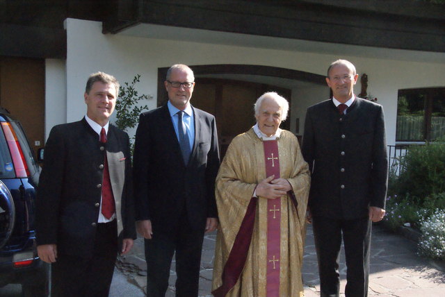 Jubilar Pfarrer "Louis" (Mi.) mit Anton Mattle, Werner Kurz und Helmut Ladner.