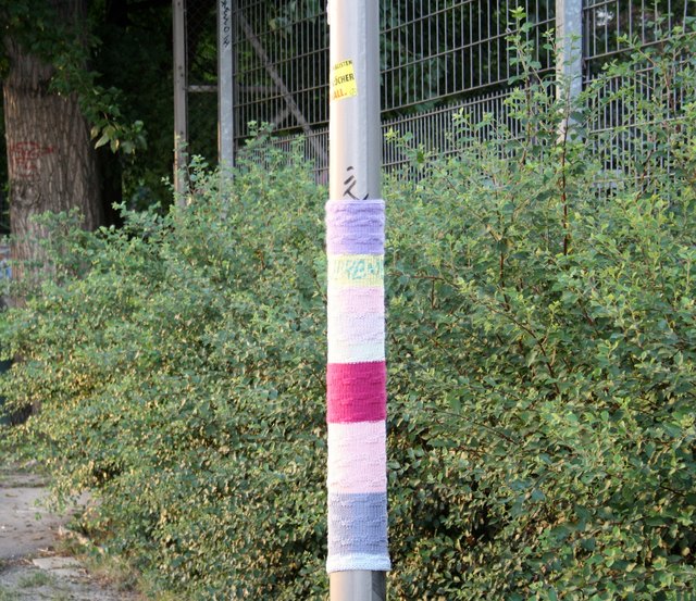 auch ein Lichtmasten wurde eingestrickt ;)