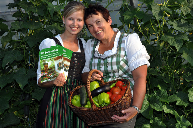 Ida Traupmann (re.) und Katharina Marth freuen sich auf viele Gäste bei ihrem Bio-Sommerfest in Sumetendorf. | Foto: Josef Lang