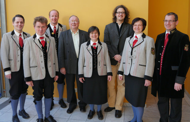 Schriftführer Michael Cik, Kameradschaftsführer Christian Däubler, Obfrau-Stv. Werner Podgornik, Alt-Kapellmeister Julian Burdzi, Obfrau Rosina Glawar, Kapellmeister Gregor Kovacic, Kassier Gerhild Toplitsch, KBV-Bezirksobmann Josef Oschwaut (v. li.) | Foto: KK