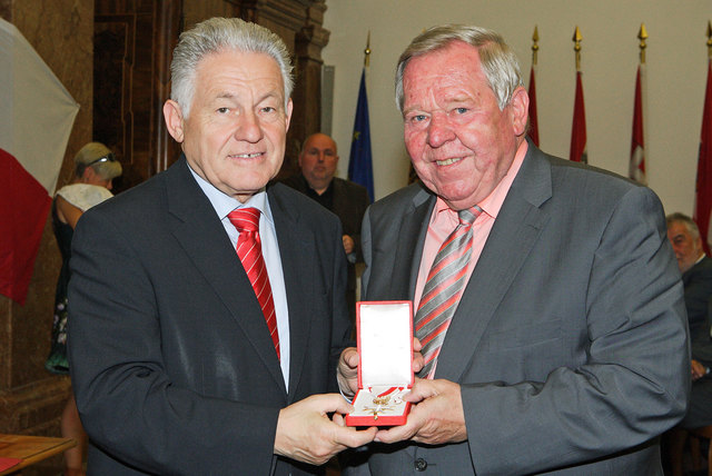 Landeshauptmann Josef Pühringer übergibt Professor Gerhard Tusek das Goldene Ehrenzeichen. | Foto: Foto: Land OÖ/Kraml