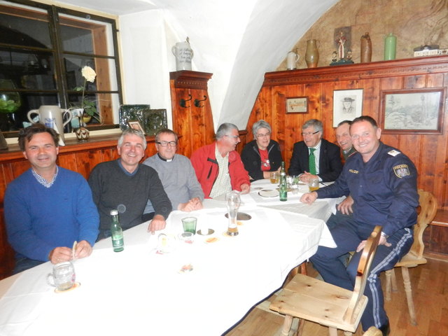 Peter Pfeifenberger (re.) beim Sicherheitsstammtisch im Gespräch mit den Bürgern. | Foto: PI Mauterndorf