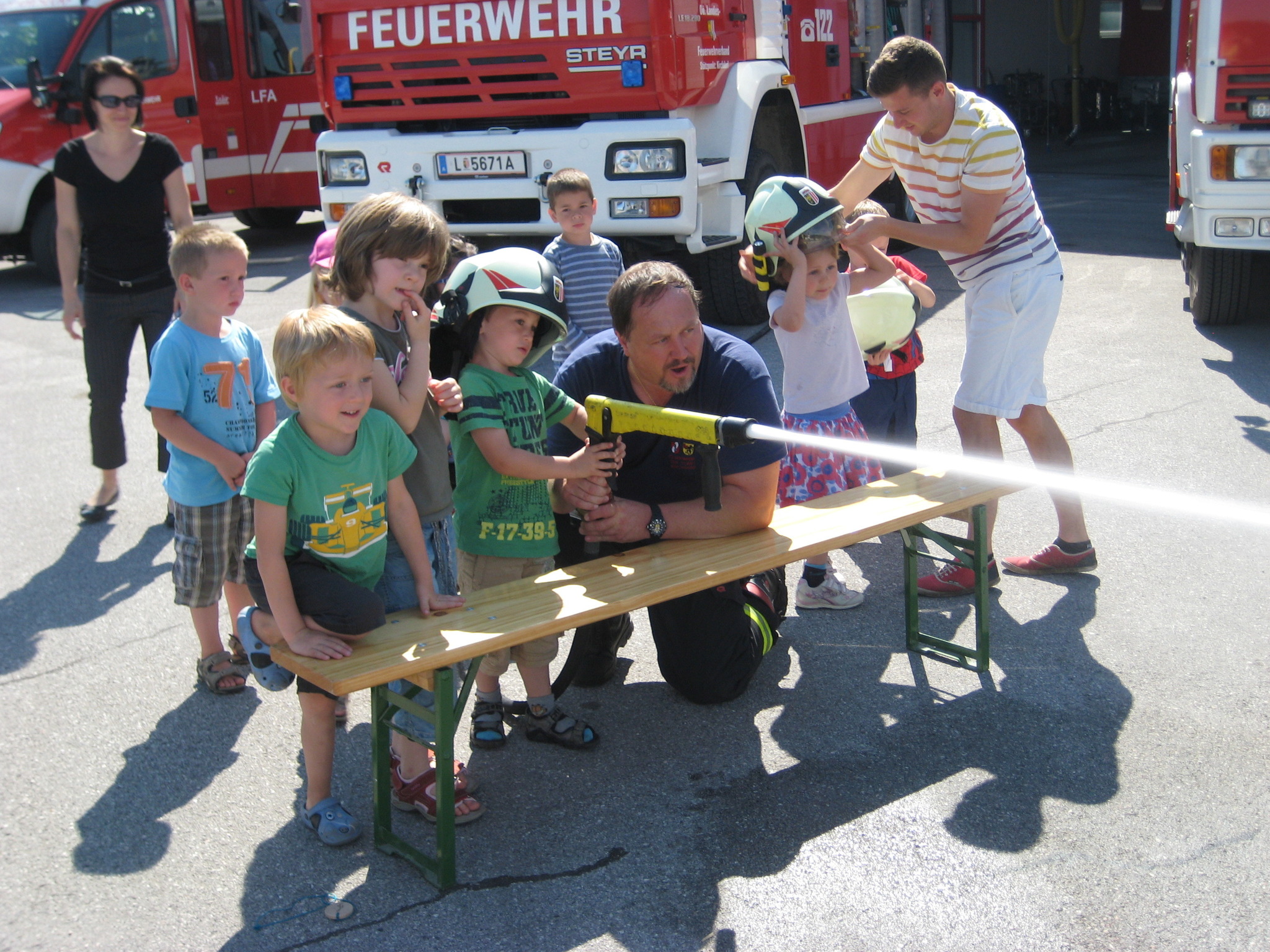  Lebenshilfe-Kindergarten entdeckt die Welt der Feuerwehr - Kirchdorf Motiv 