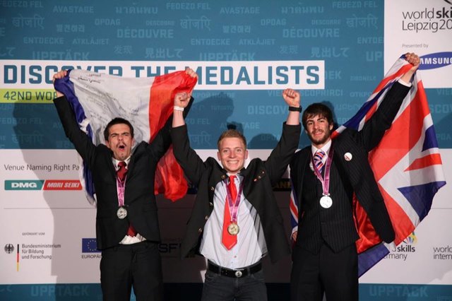 Jubelnder Sieger: Robert Schnöll, Landesberufsschule Wals, erringt Gold bei den Steinmetzen. | Foto: Foto: Worldskills