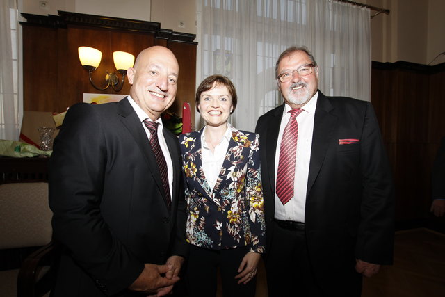 Neues Team: VP-Bezirksvize Christian Gerzabek, VP-Bezirksvorsteherin Silke Kobald und SP-Bezirksvize Reinhard Feistritzer (v.l.).
