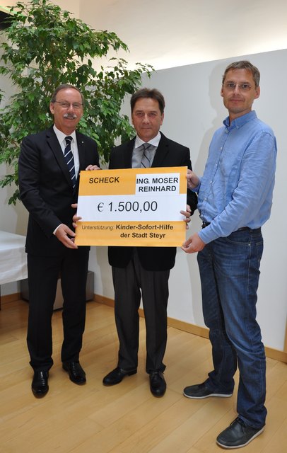 Von li.: Bürgermeister Gerald Hackl, MAN-Manager Reinhard Moser und Mario Ferrari (Leiter der Magistrats-Abteilung für Jugendhilfe und soziale Dienste).